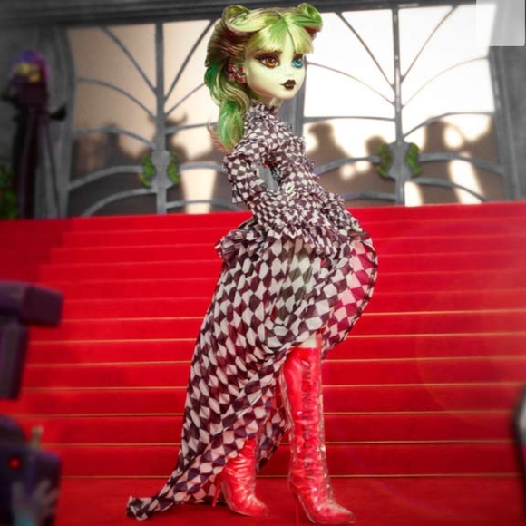 🧨Off-White c/o Monster High Harmonie Ghoul DollHNV20